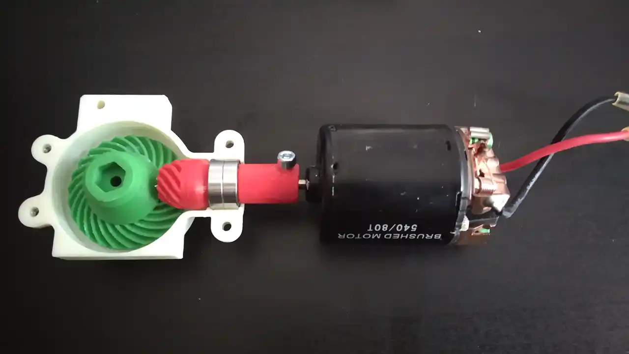 3dprinted rc car chassis clutch connected to the electric motor